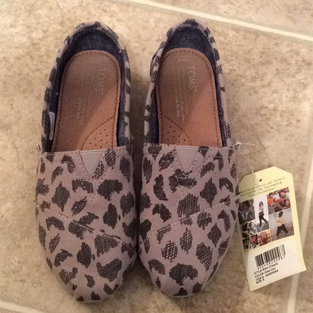 NEW Sz 6 Gray Leopard shoes NWT